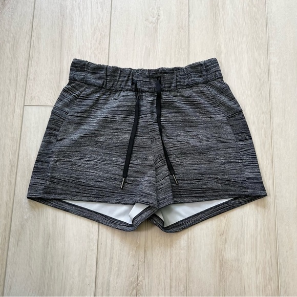 Lululemon Shorts Women’s Size 4 - Picture 1 of 3